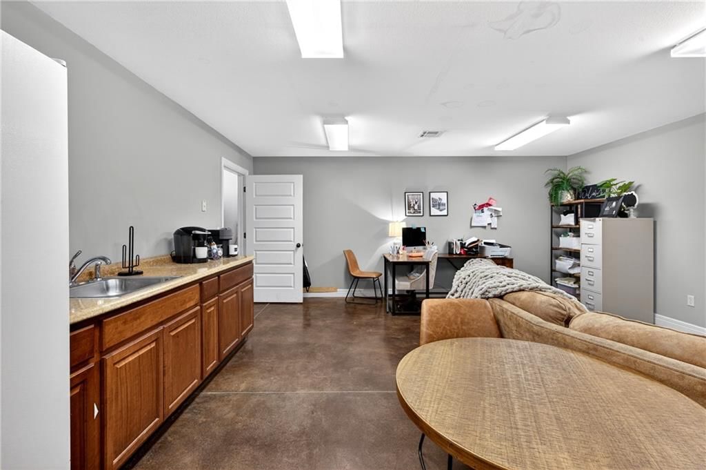 123 N Broadway Street — photo 28