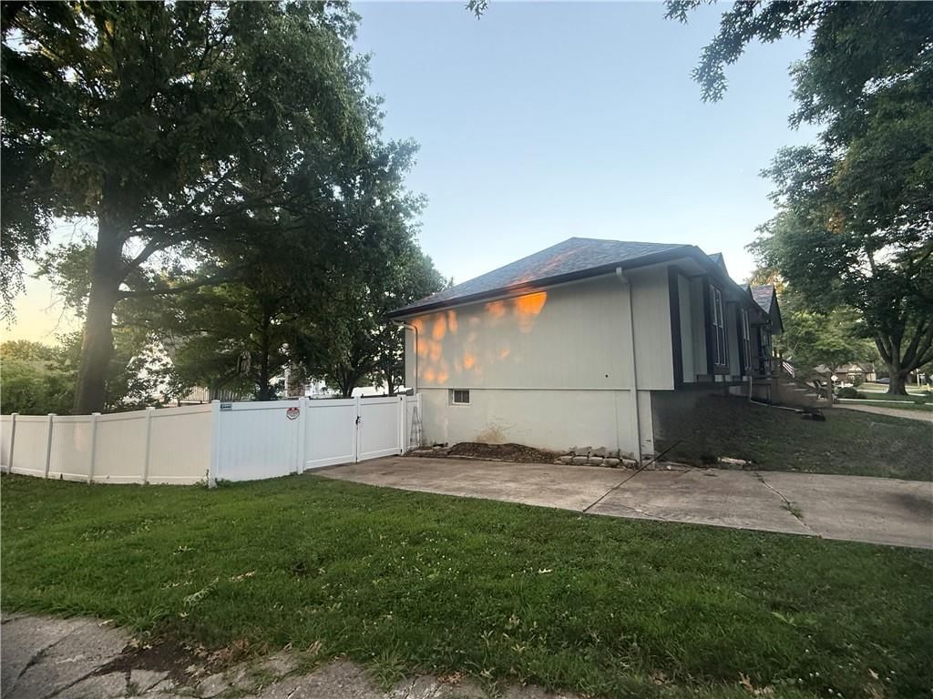 477 NW Weschester Court — photo 4