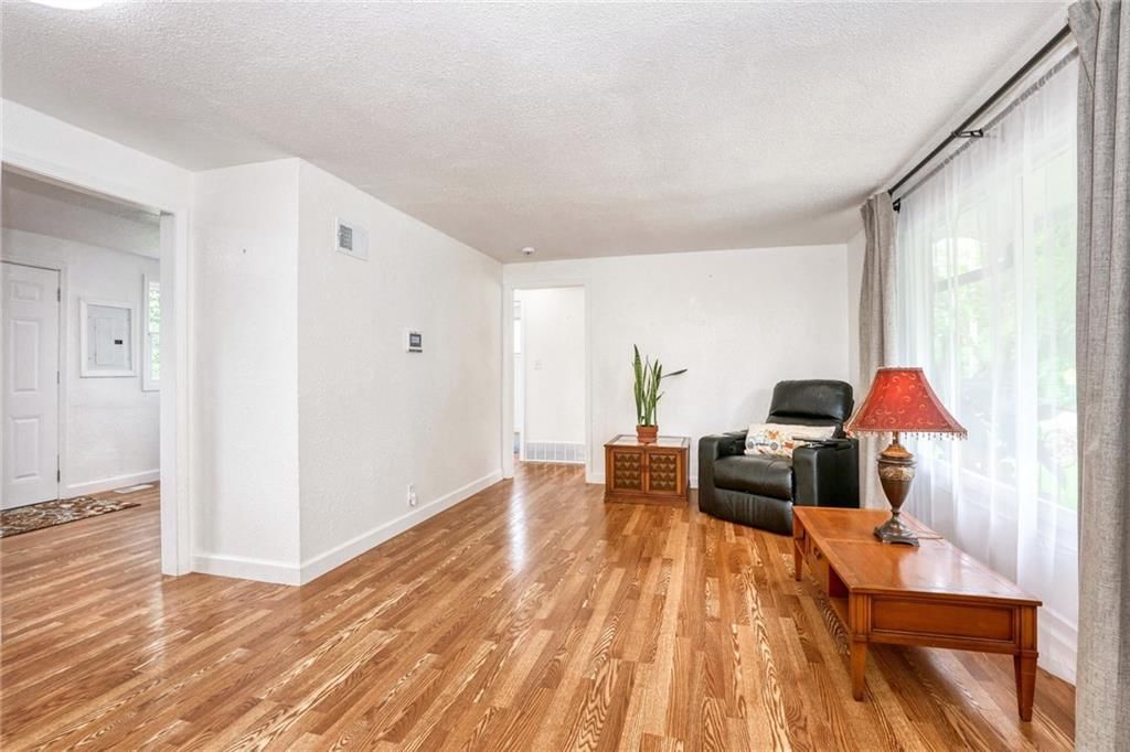 4405 Elmwood Avenue — photo 10
