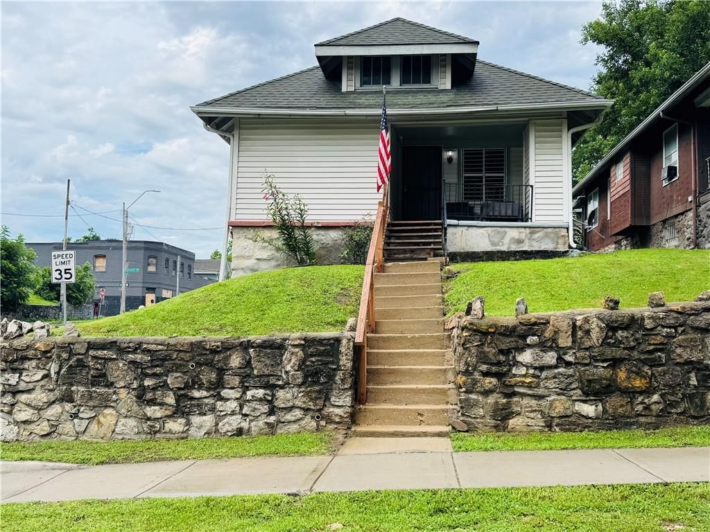 542 Cypress Avenue — photo 1