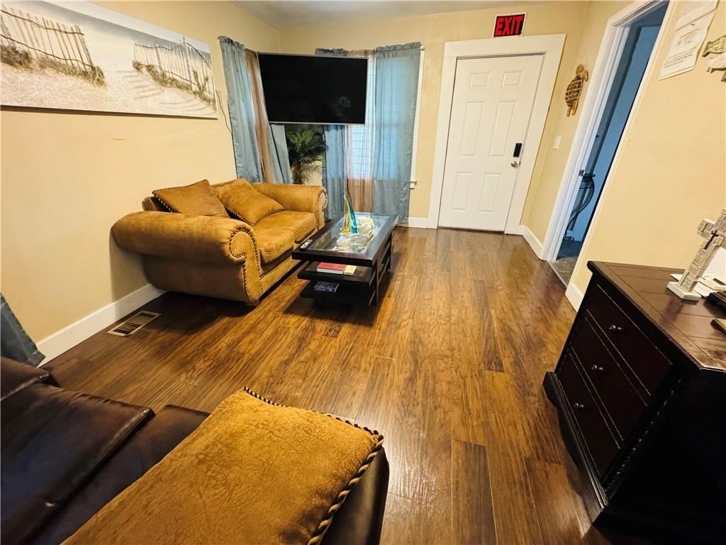 542 Cypress Avenue — photo 3