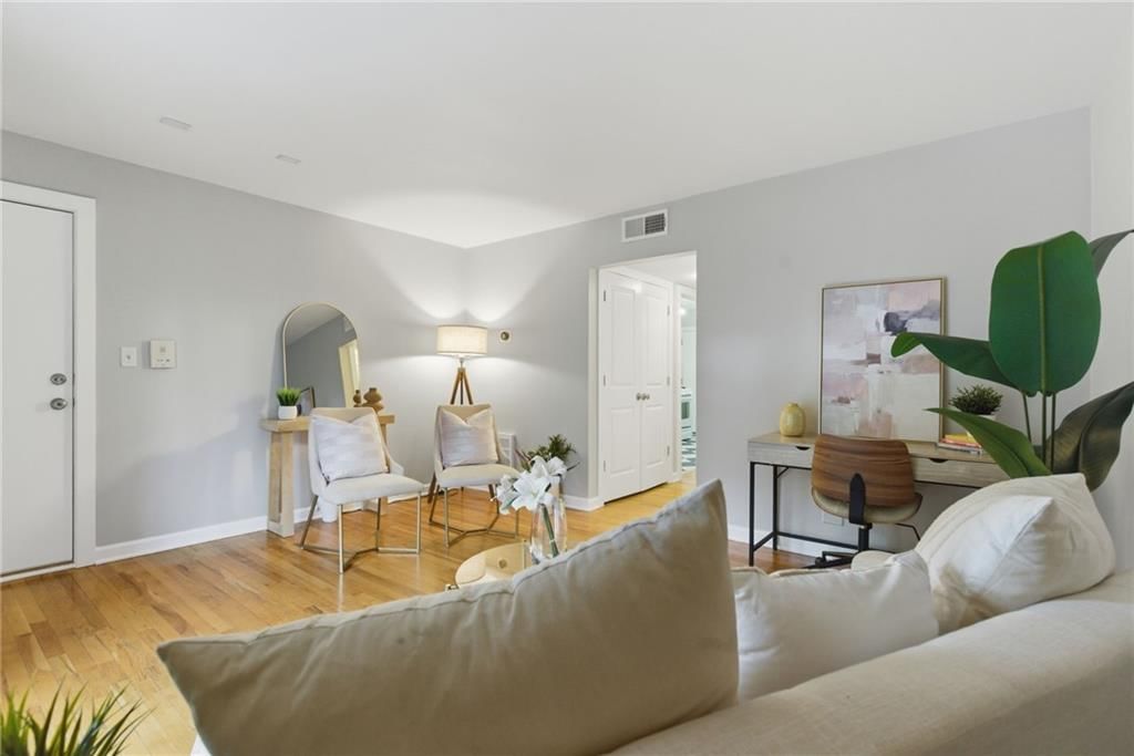 4540 Broadway Avenue — photo 10