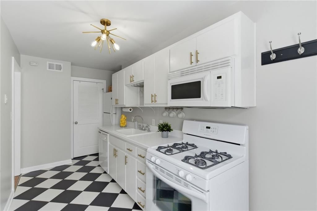 4540 Broadway Avenue — photo 17