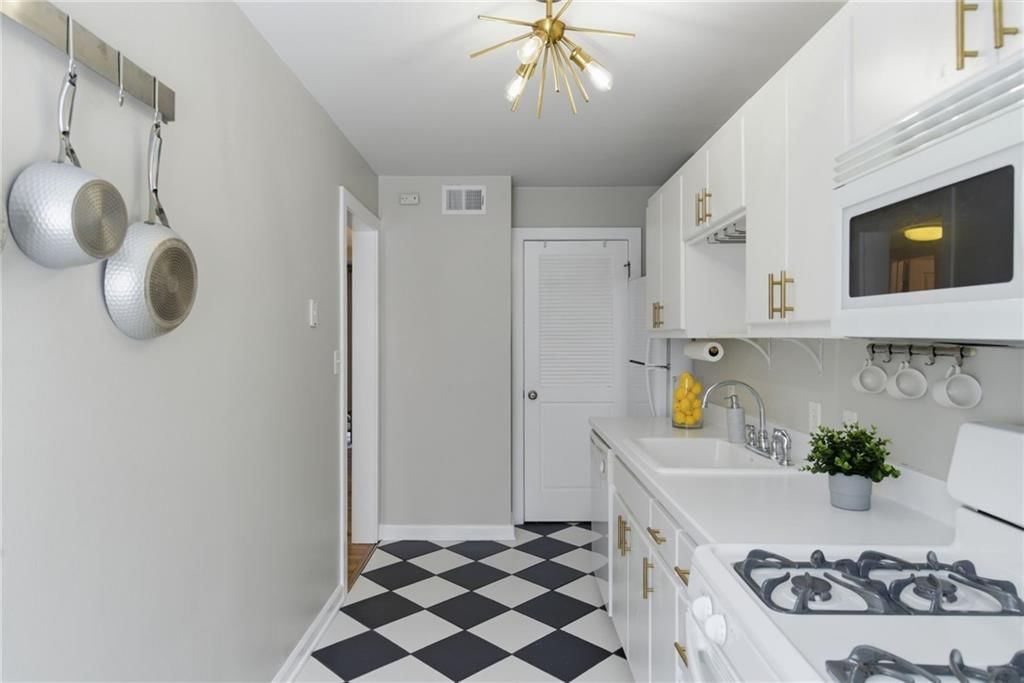4540 Broadway Avenue — photo 18