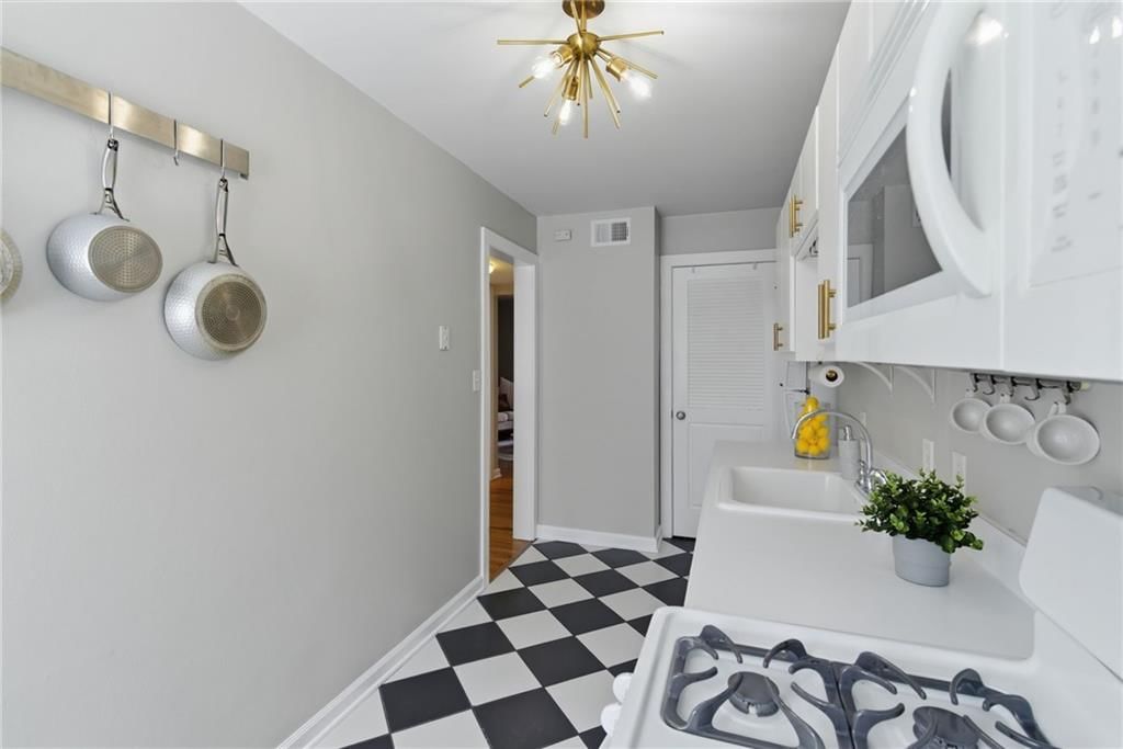 4540 Broadway Avenue — photo 19
