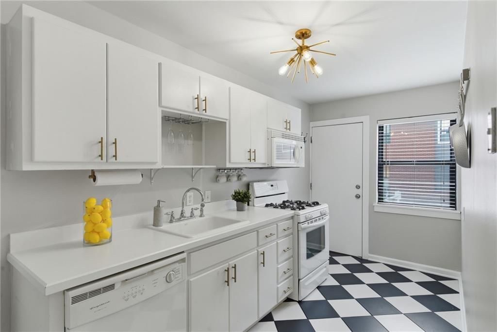 4540 Broadway Avenue — photo 21