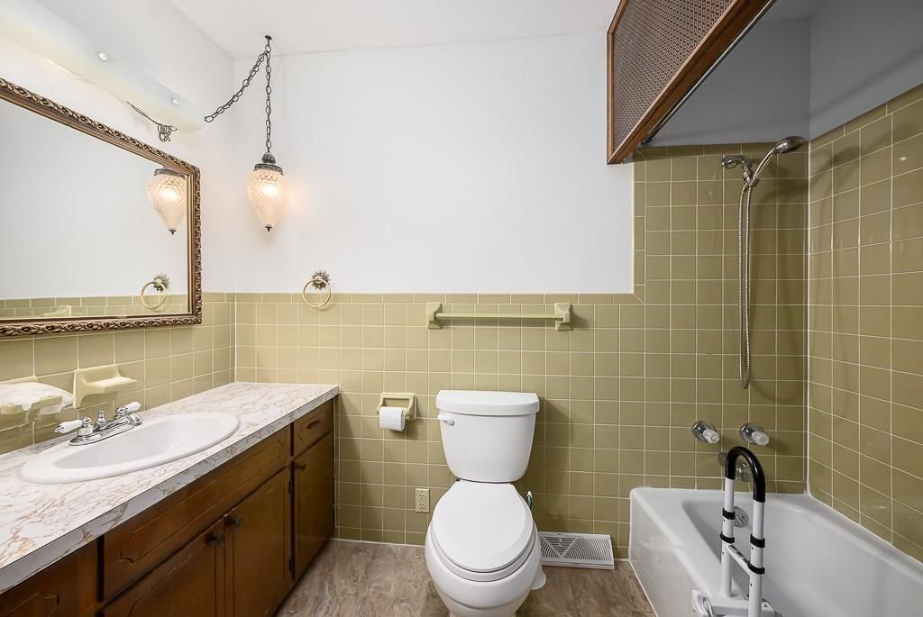 260 Holiday Drive — photo 12