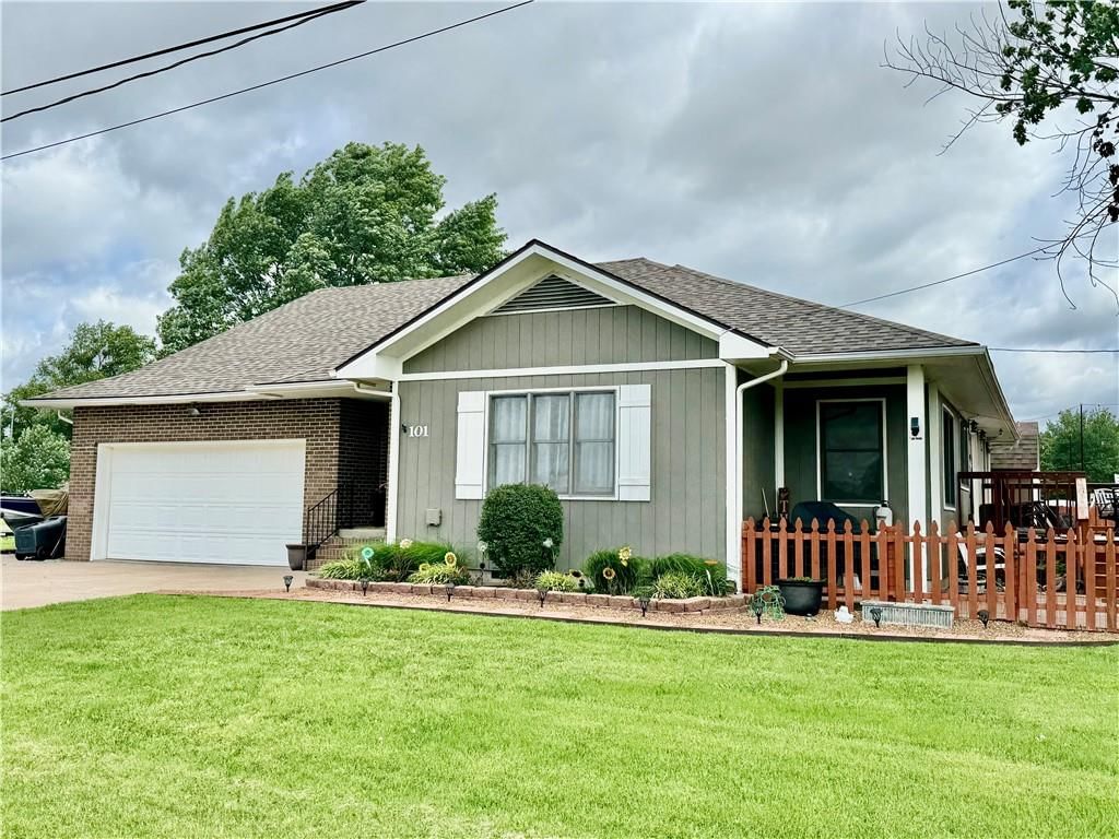 101 W 3rd Street, Altamont, KS