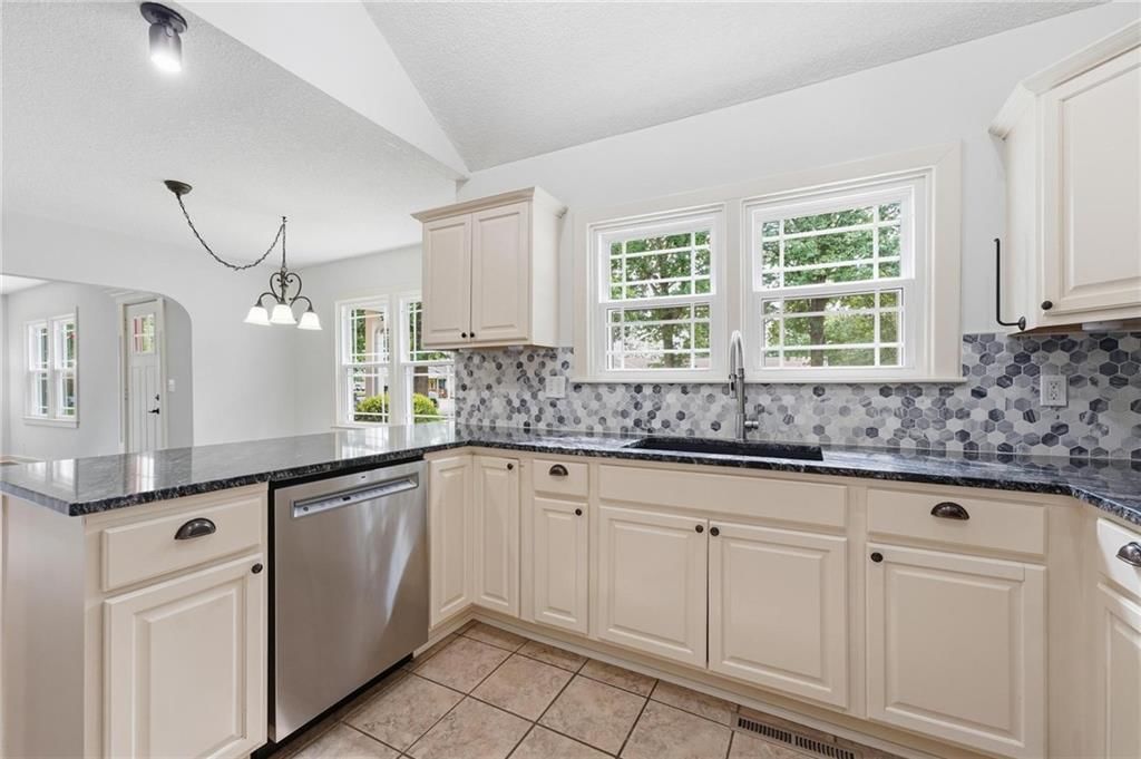 610 Pine Street — photo 8