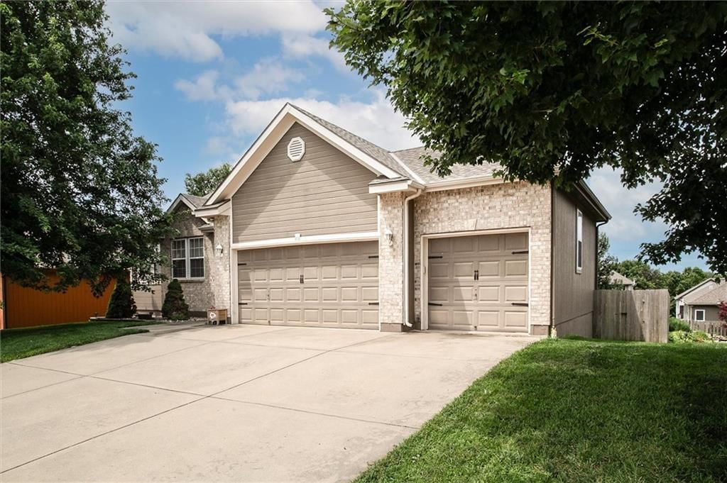 406 BRIAR Lane — photo 2