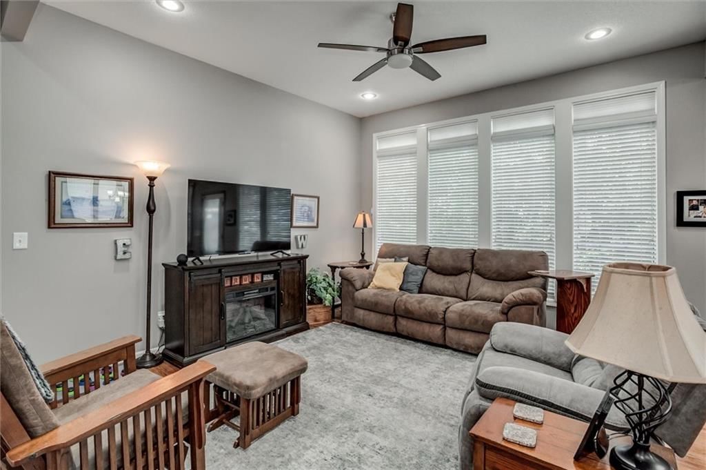 406 BRIAR Lane — photo 4