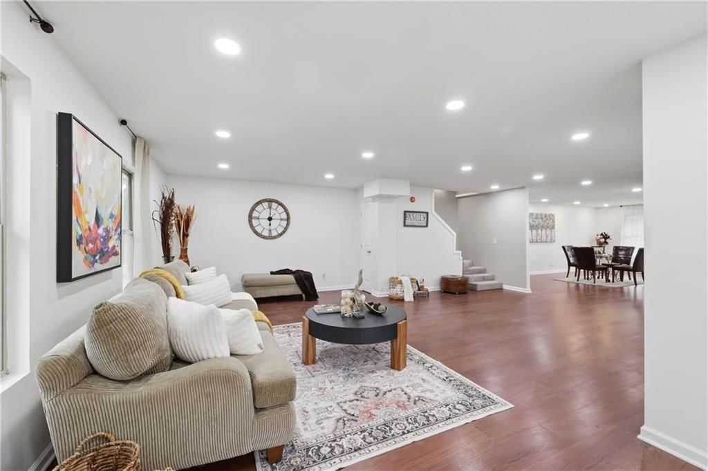 2526 Queen Ridge Drive — photo 11