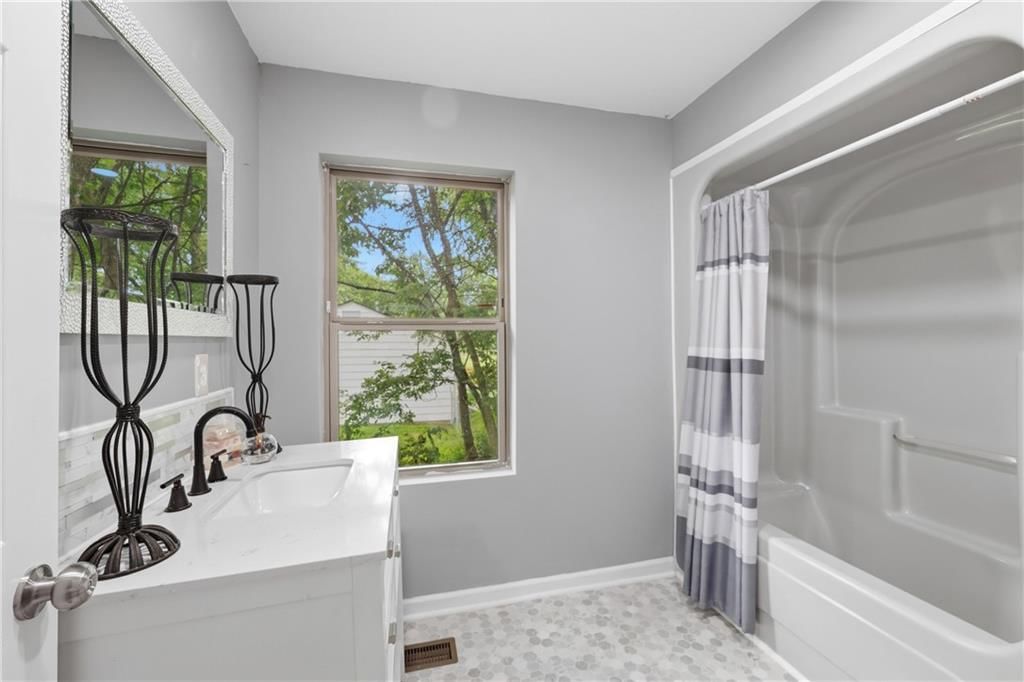 2526 Queen Ridge Drive — photo 17