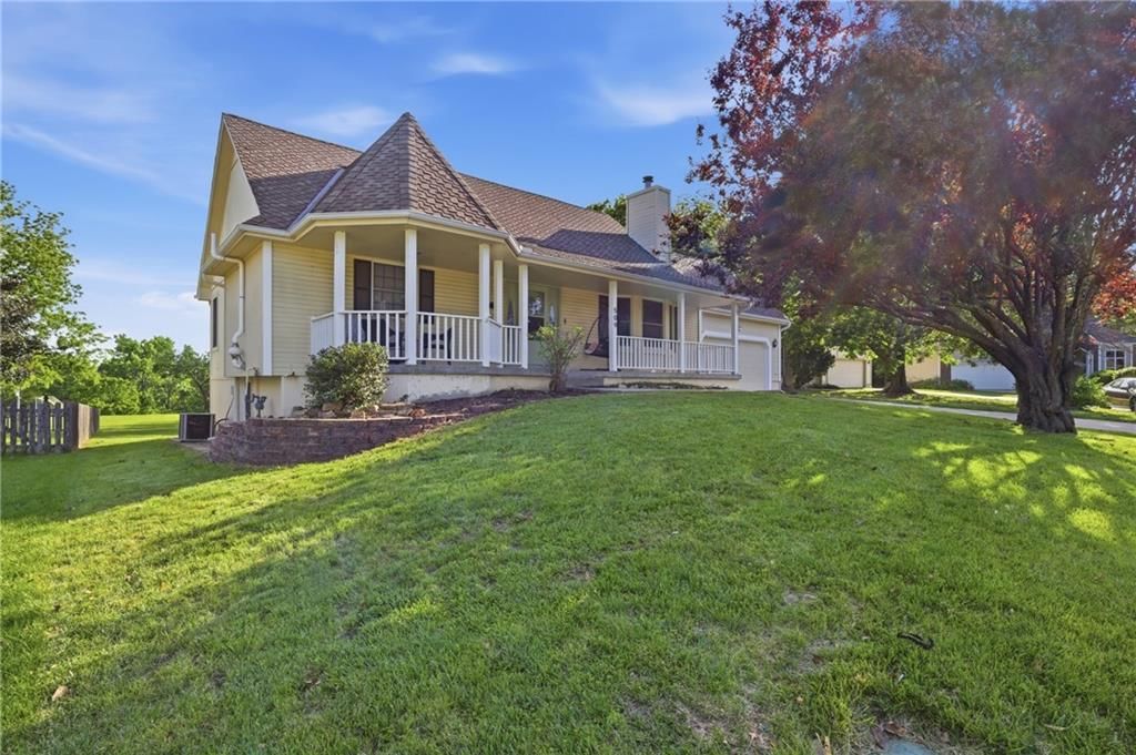 Photo 8 of 45 - 509 NE Olympic Court, Lee's Summit, MO 64064
