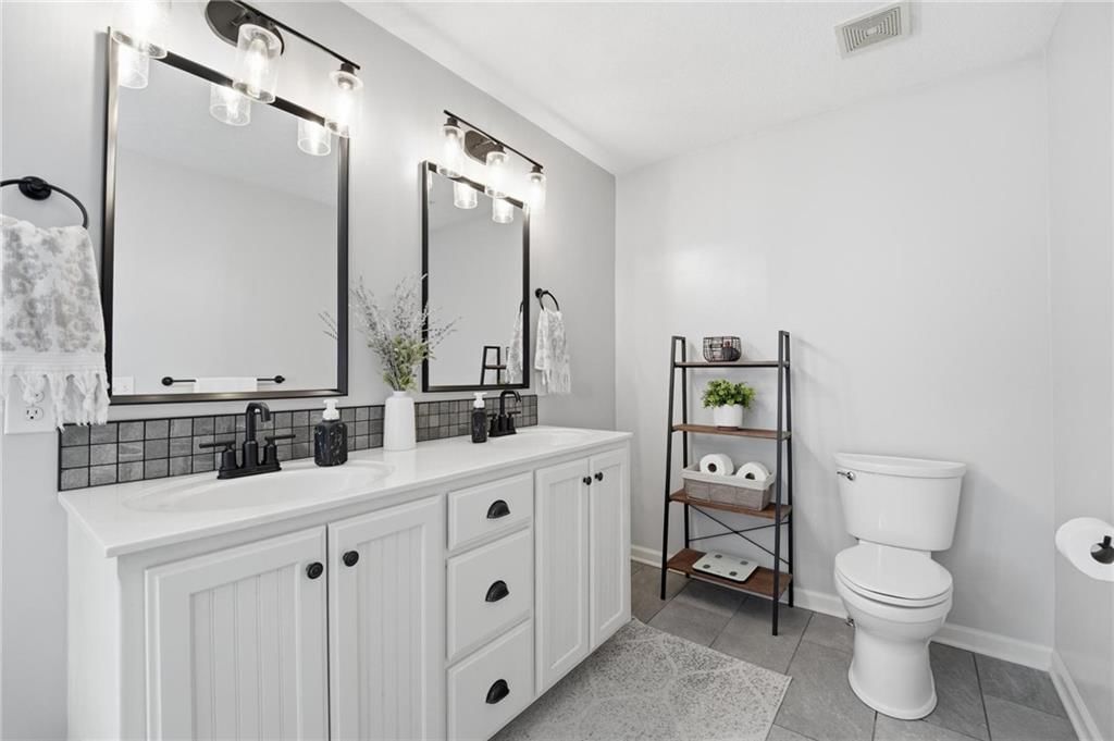 10834 N Manchester Avenue — photo 19