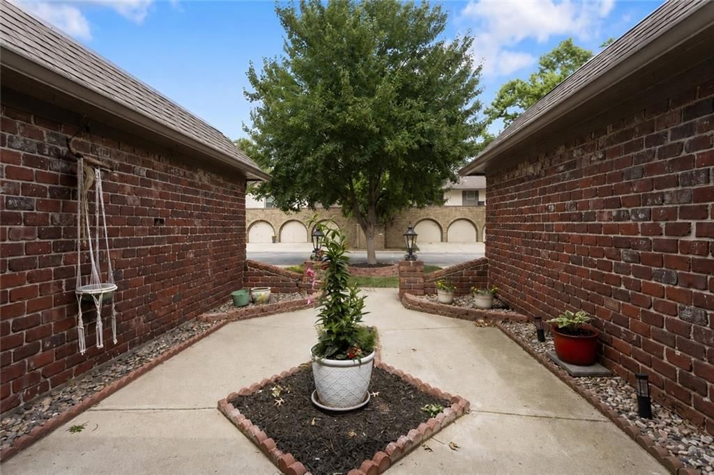10228 ROBINSON Street — photo 33