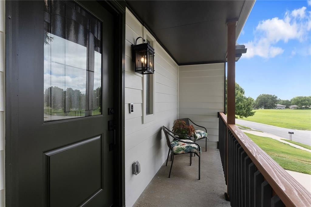 300 NW Arbor Drive — photo 3