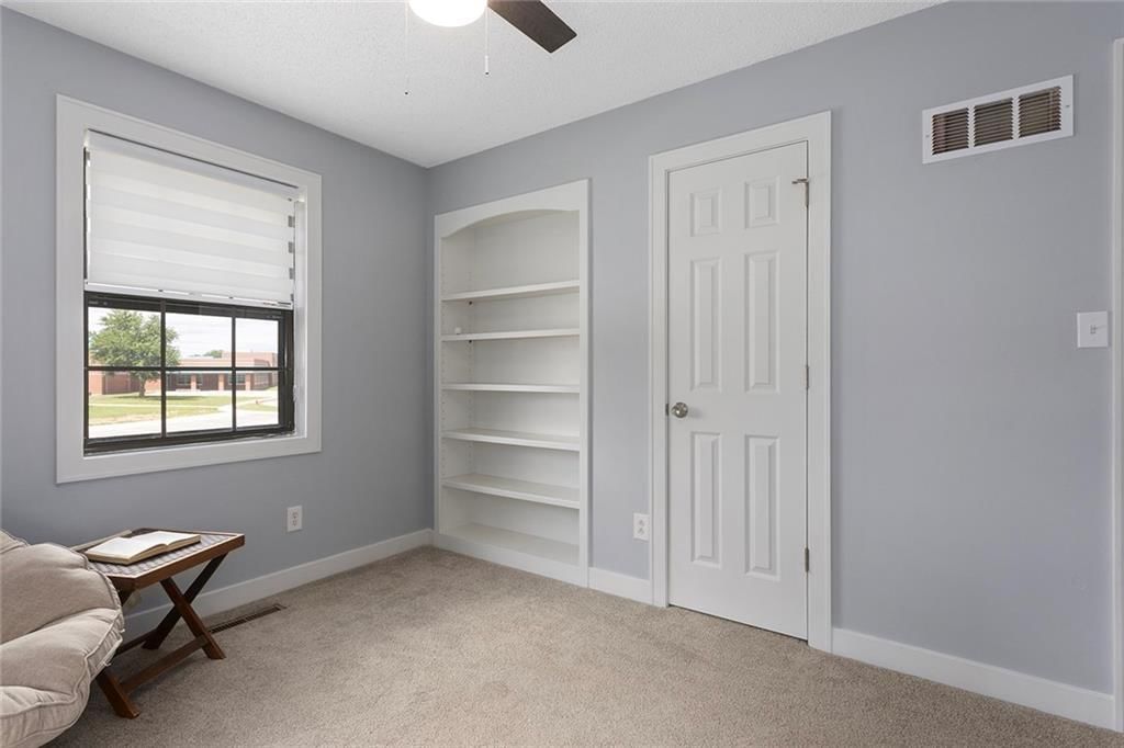 300 NW Arbor Drive — photo 20