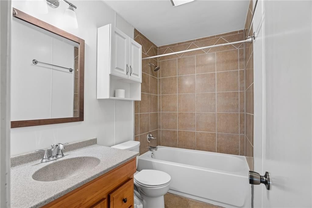 302 E 7th Street — photo 17