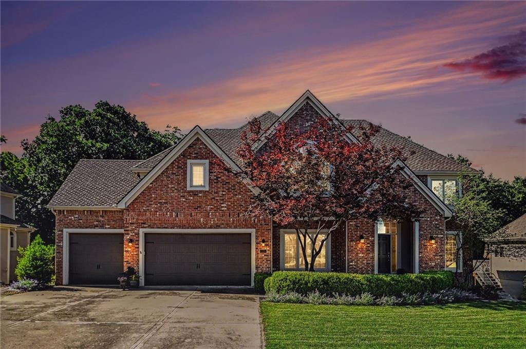 8033 Clearwater Drive — photo 1