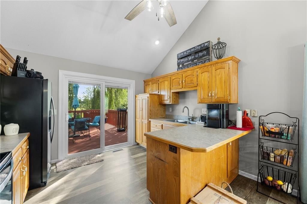 Photo 11 of 52 - 907 Rosewood Court, Paola, KS 66071