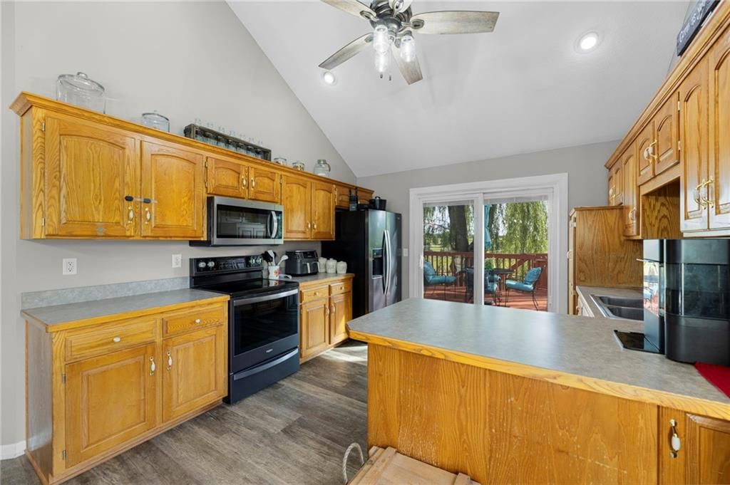 Photo 12 of 52 - 907 Rosewood Court, Paola, KS 66071