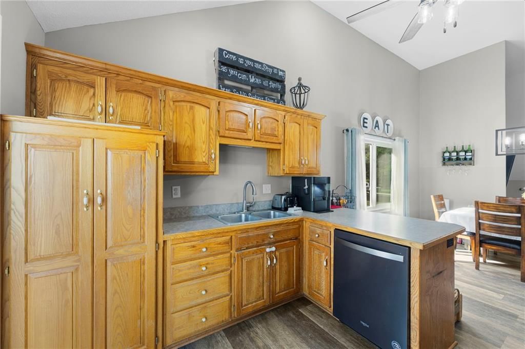 Photo 13 of 52 - 907 Rosewood Court, Paola, KS 66071