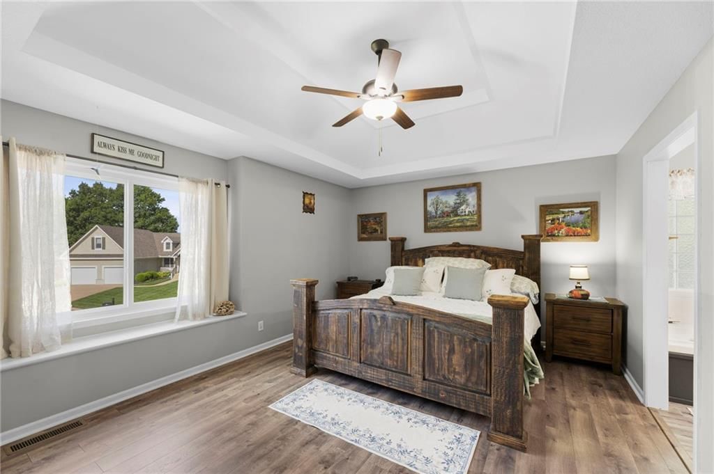 Photo 15 of 52 - 907 Rosewood Court, Paola, KS 66071