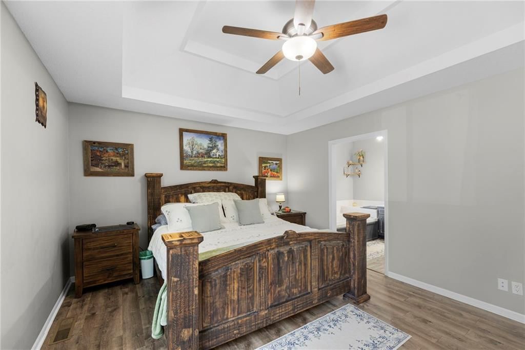 Photo 16 of 52 - 907 Rosewood Court, Paola, KS 66071