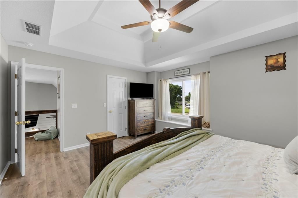 Photo 17 of 52 - 907 Rosewood Court, Paola, KS 66071