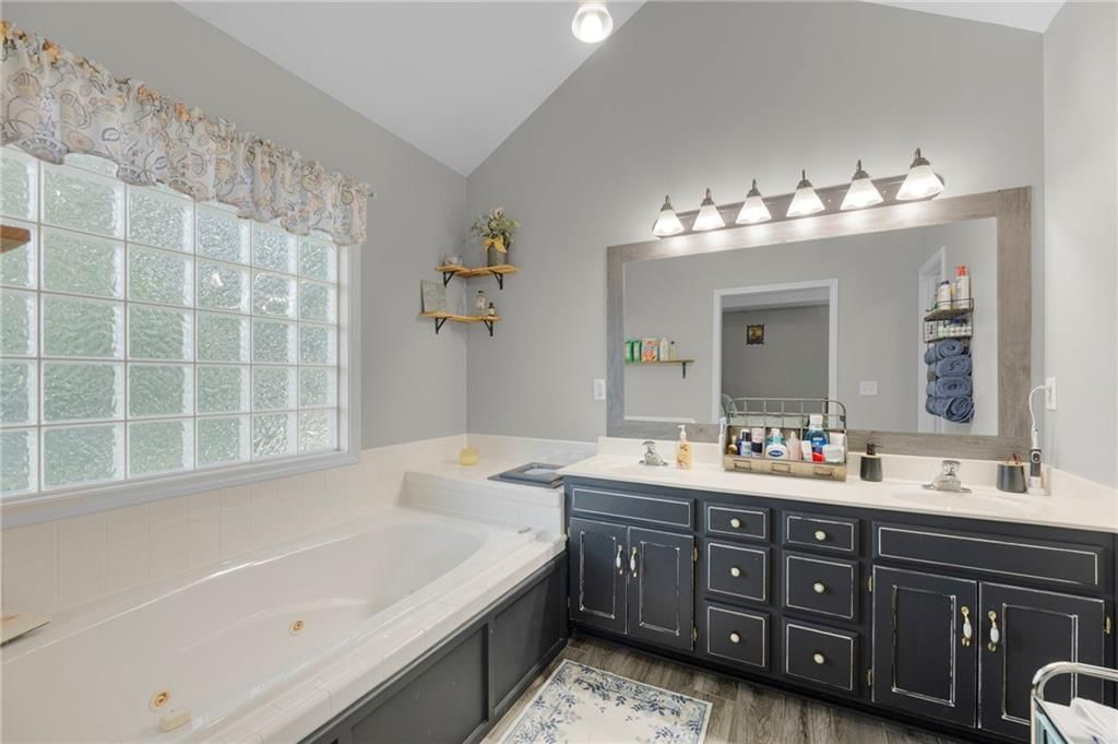 Photo 19 of 52 - 907 Rosewood Court, Paola, KS 66071