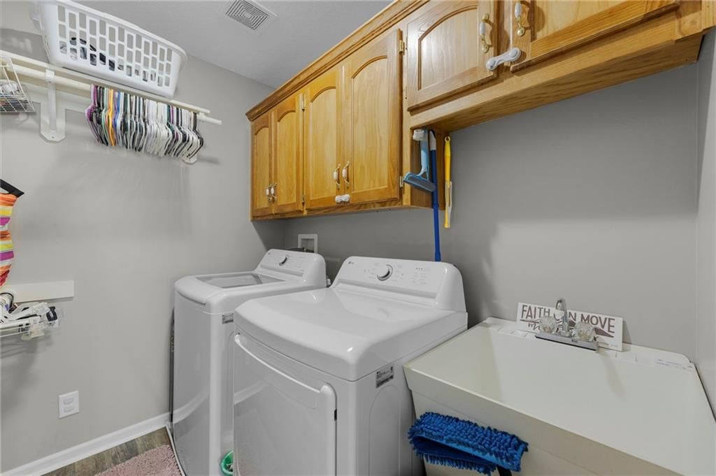 Photo 21 of 52 - 907 Rosewood Court, Paola, KS 66071