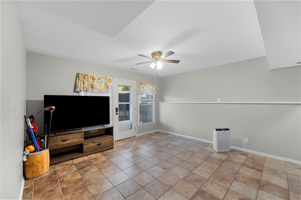 Photo 27 of 52 - 907 Rosewood Court, Paola, KS 66071