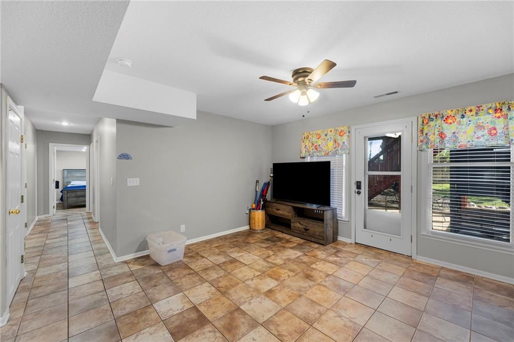 Photo 29 of 52 - 907 Rosewood Court, Paola, KS 66071