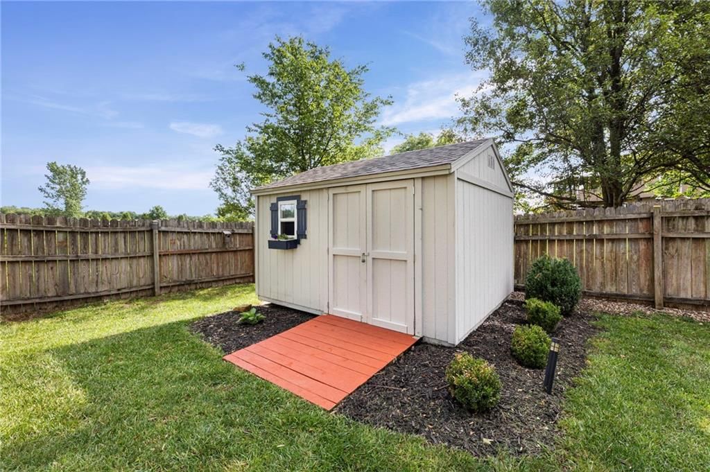 Photo 44 of 52 - 907 Rosewood Court, Paola, KS 66071