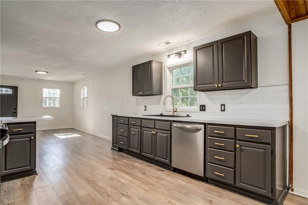 606 Niagara Street — photo 20