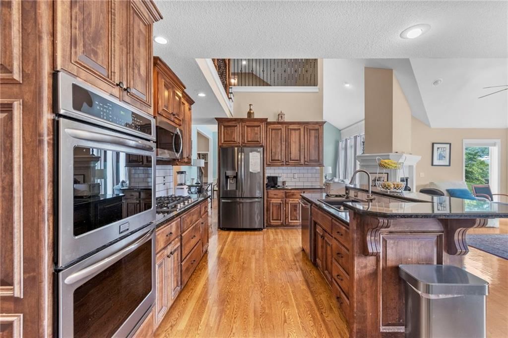 9020 N Oxford Avenue — photo 11