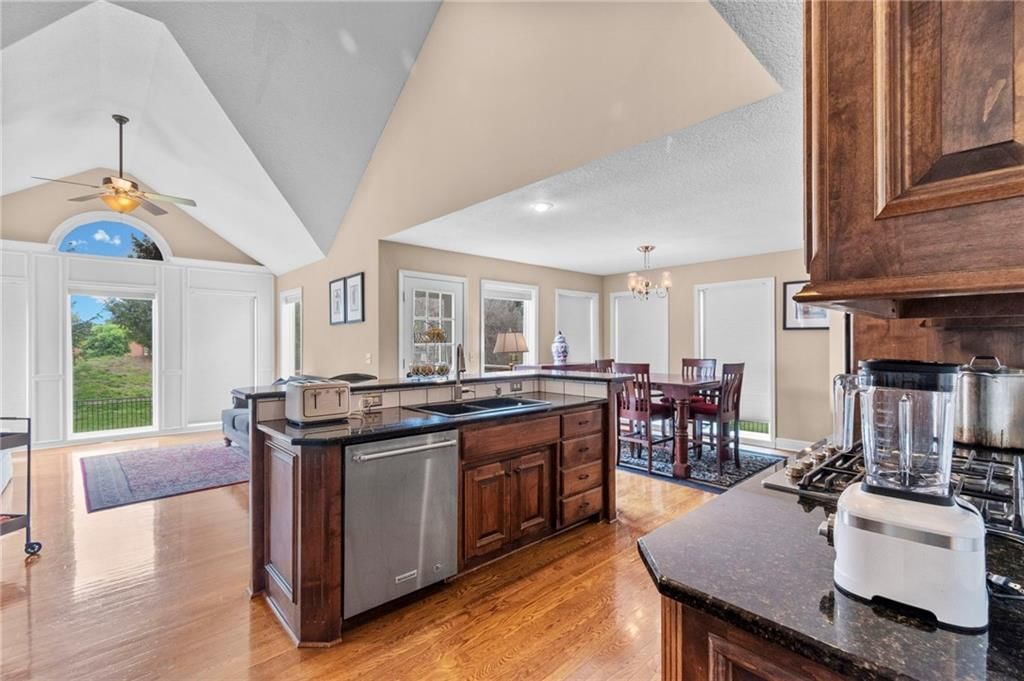 9020 N Oxford Avenue — photo 12