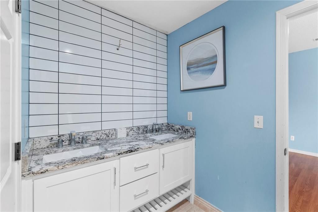 9020 N Oxford Avenue — photo 20
