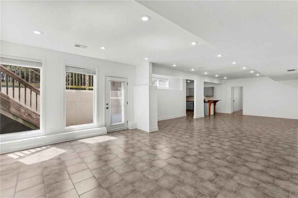 9020 N Oxford Avenue — photo 35