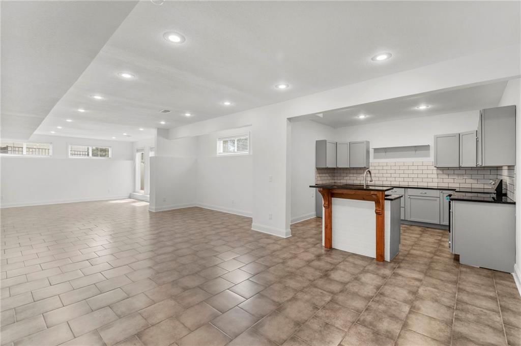 9020 N Oxford Avenue — photo 37
