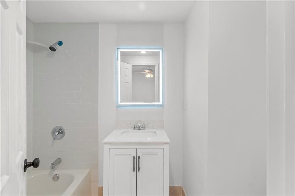 9020 N Oxford Avenue — photo 41