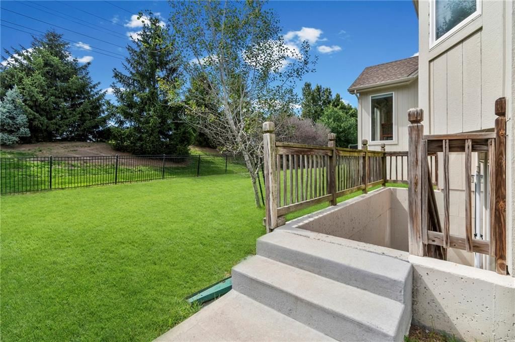 9020 N Oxford Avenue — photo 46