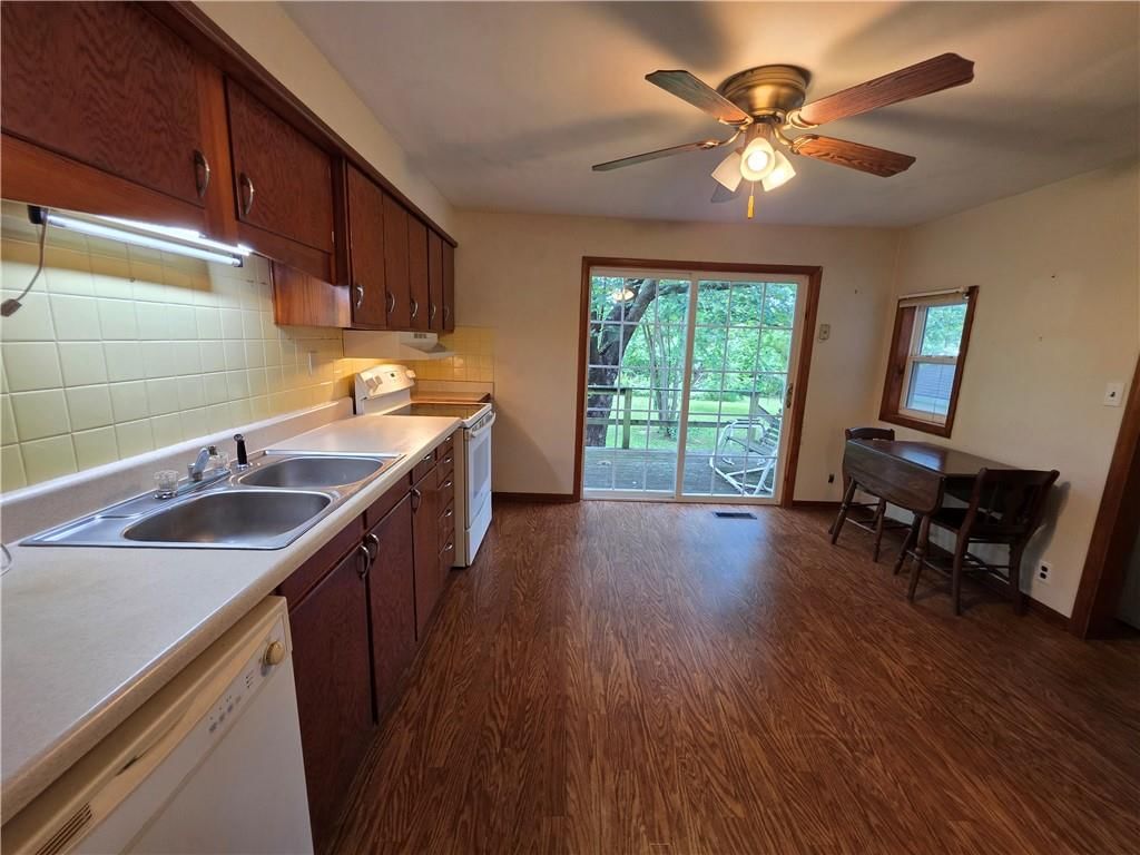 210 W Fields Boulevard — photo 10
