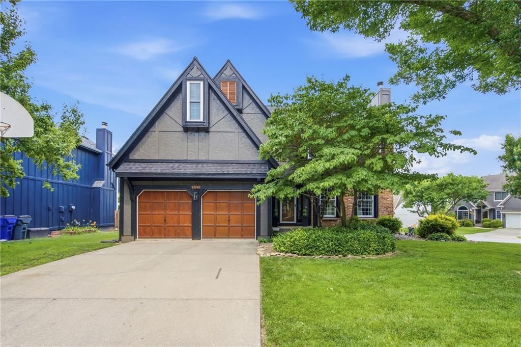 11941 S Cottonwood Drive, Olathe, KS