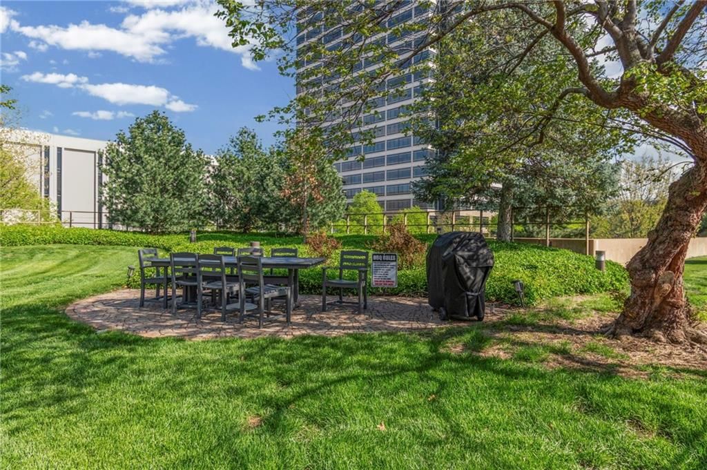 2510 Grand Boulevard — photo 48