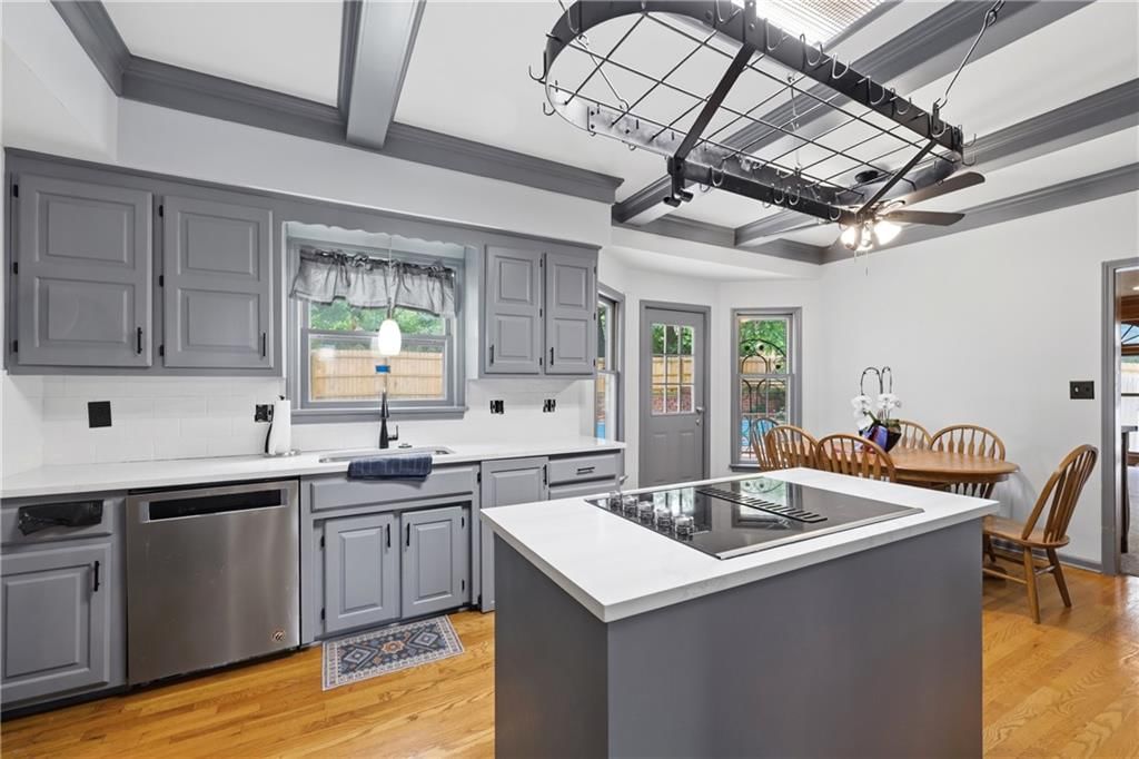 1402 NW Weatherstone Lane — photo 9