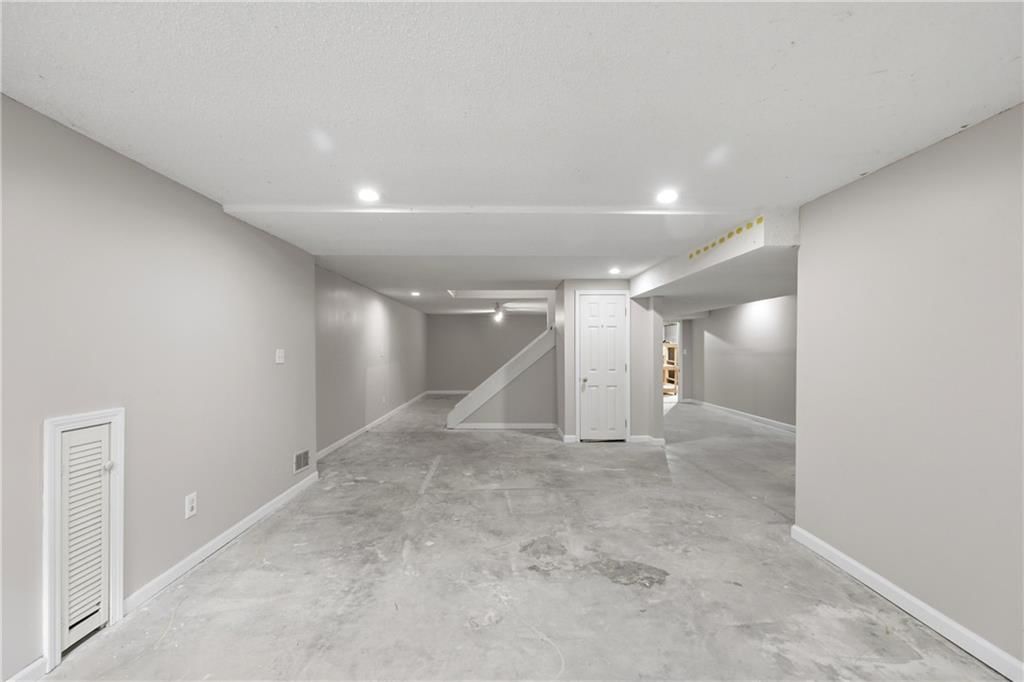 1402 NW Weatherstone Lane — photo 35