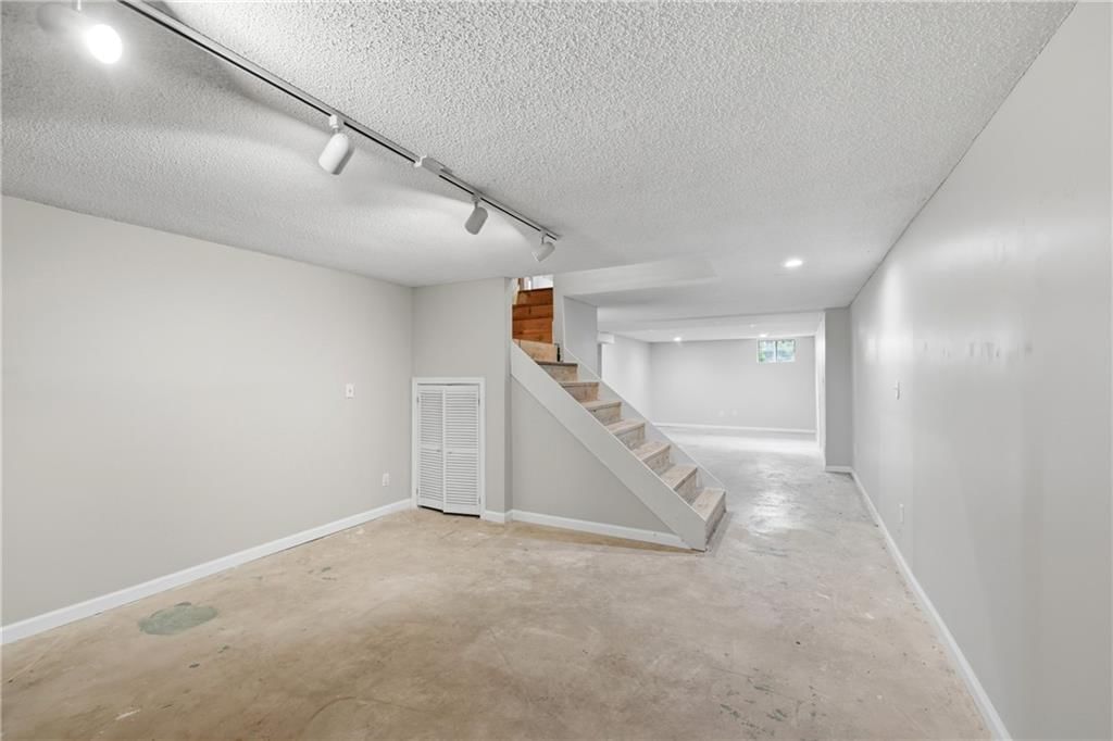 1402 NW Weatherstone Lane — photo 36
