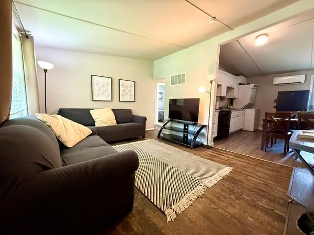 610 W 25th Street — photo 8
